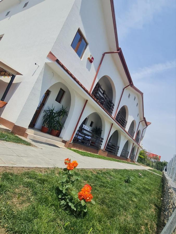 Hotel Yuka Vama Veche Esterno foto